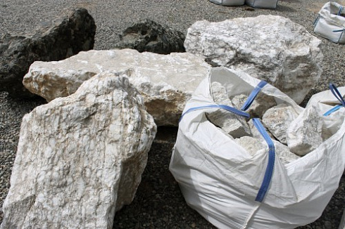 Kamenclub.ru: Мраморизированный известняк фр. 100-500 мм.  купить в Костроме известняк серый белый темно-серый сероватый валун природного образования окатанный 10500 руб/т   фото КАМЕНЬ КЛУБ