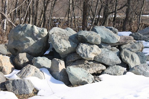 Kamenclub.ru: Гранит скальник (серо-зеленый) фр. 500-1500 мм.  купить в Костроме гранит мрамор  серый зеленый темно-серый глыба скальная колотая ландшафтная 7 500 руб/т   фото КАМЕНЬ КЛУБ