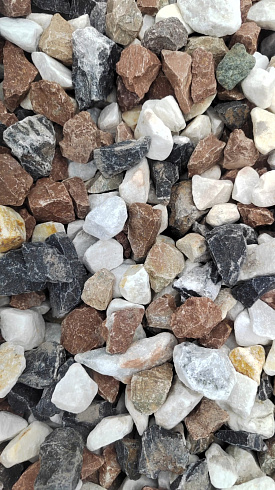 Kamenclub.ru: Мраморная крошка (щебень крошка микс : белый-черный-розовый) фр. 20-40 мм.  купить в Костроме мрамор белый, черный, розовый декоративная ландшафтная крошка 12000 руб/т   фото КАМЕНЬ КЛУБ