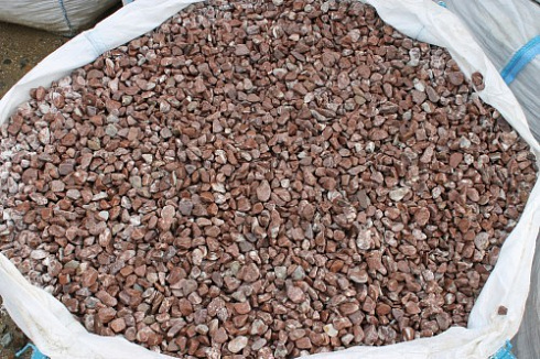 Kamenclub.ru: Мраморная крошка (щебень галтованный розовый) фр.10-20 мм.  купить в Костроме мрамор розовый, красный ландшафтный декоративный окатанный округлый щебень 15000 руб/т   фото КАМЕНЬ КЛУБ