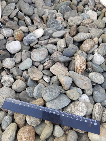 Kamenclub.ru: Галька речная окат (пестрая) фр. 20-40 мм. купить  в Костроме галька речная пестрая, серая, серые оттенки галька речная окатанная округлая 5000 руб/т   фото КАМЕНЬ КЛУБ