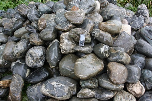 Kamenclub.ru: Валунчик Паутинник фр.100-300 мм  купить в Костроме крупный природный камень галечник темно-серый с прожилками белый черный речной валунчик 5000 руб/т   фото КАМЕНЬ КЛУБ