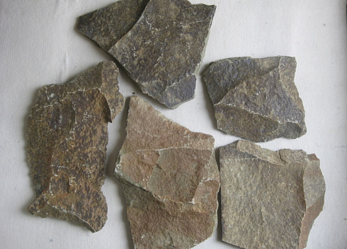 Kamenclub.ru: Песчаник пластушка "фонтанка" серо-зеленая (3,0-5,0 см)  купить в Костроме песчаник серо-зеленая колотые плитки облицовочные пластушки 11400 руб/м3   фото КАМЕНЬ КЛУБ