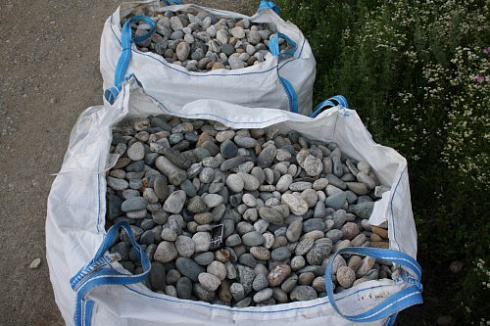 Kamenclub.ru: Галька речная окат (ассорти) фр. 50-100 мм. купить  в Костроме галька природная округлая серая белая черная серая коричневая синяя галька речная окатанная округлая 6200 руб/т   фото КАМЕНЬ КЛУБ