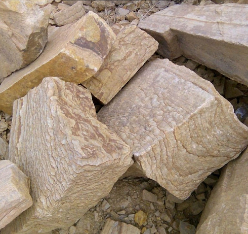 Kamenclub.ru: Песчаник пластушка желтый с рисунком (7-15 см)  купить в Костроме плитняк - пластушка - бут желтый песчаник 10200 руб/м3   фото КАМЕНЬ КЛУБ