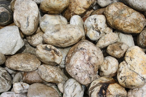 Kamenclub.ru: Кварцевый валунчик фр.100-300 мм.  купить в Костроме кварц белый, бежевый молочный рыжий крупный природный камень галечник 7850 руб/т   фото КАМЕНЬ КЛУБ