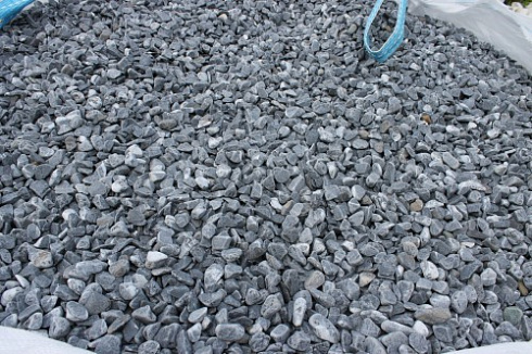 Kamenclub.ru: Щебень галтованный черный (мрамор) фр.10-20 мм.  купить в Костроме мрамор черный с белыми прожилками, черный, белый окатанный округлый ландшафтный декоративный щебень 15000 руб/т   фото КАМЕНЬ КЛУБ
