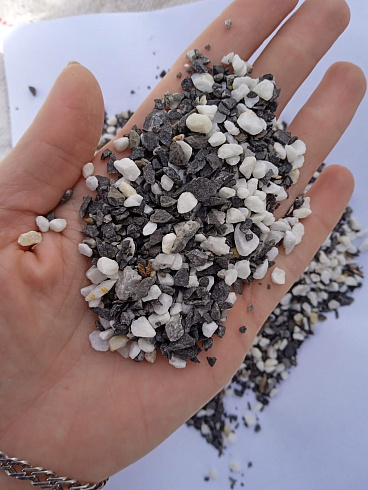 Kamenclub.ru: Мраморная крошка (щебень крошка микс : белый-черный-розовый) фр. 3-5 мм.  купить в Костроме мрамор белый, черный, розовый, разноцветный мраморная каменная крошка декорвтивная 12000 руб/т   фото КАМЕНЬ КЛУБ