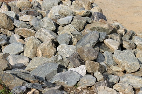 Kamenclub.ru: Гранит скальник (серо-зеленый) фр. 100-500 мм.  купить в Костроме гранит зеленый, серый, салатовый крупный ландшафтный валун 6 000 руб/т   фото КАМЕНЬ КЛУБ