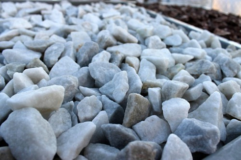 Kamenclub.ru: Мраморная крошка, щебень, цвет-белый,  фр. 20-40 мм.  купить в Костроме мрамор белый молочный слоновая кость айвори  мраморная крошка ландшафтная 12000 руб/т   фото КАМЕНЬ КЛУБ