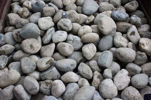 Kamenclub.ru: Темно-серый валунчик фр.100-300 мм.  купить в Костроме крупный природный камень серый, темно-серый, светло-серый речная галька большого размера окатанная 4500 руб/т   фото КАМЕНЬ КЛУБ