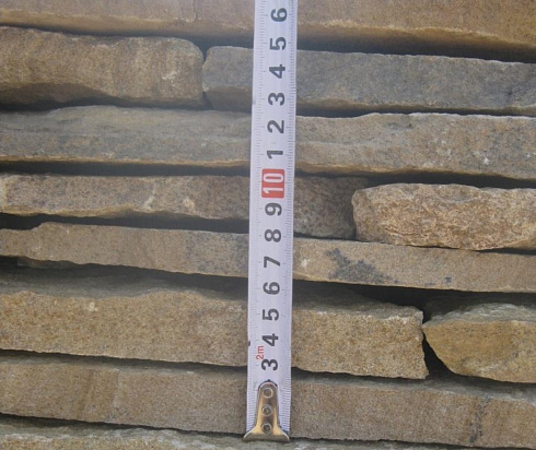 Kamenclub.ru: Песчаник пластушка желтый с разводом под дерево (2 см)  купить в Костроме плитняк желтый с разводами, желтый, рыжий, серый песчаник пластушка рваная ландшафтная 11 000 руб/м3   фото КАМЕНЬ КЛУБ