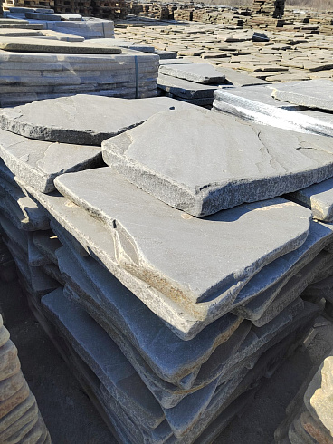 Kamenclub.ru: Песчаник пластушка галтованная светло-серая (3,0 см)  купить в Костроме песчаник светло-серый, серый ландшафтный камень рваный колотый 21000 руб/м3   фото КАМЕНЬ КЛУБ