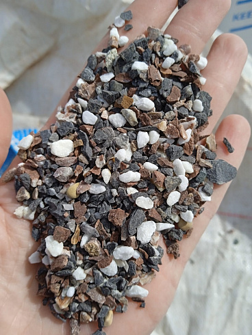 Kamenclub.ru: Мраморная крошка (щебень галтованный микс:: белый-черный) фр.5-10 мм  купить в Костроме мрамор белый, черный, молочный, серый галтовка мраморная окатанная декоративная ландшафтная 15500 руб/т   фото КАМЕНЬ КЛУБ