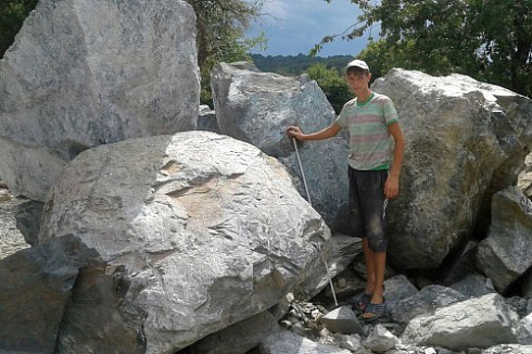 Kamenclub.ru: Змеевик скальник фр. 500-1500 мм.  купить в Костроме змеевик зеленый серый черный глыба скальная колотая 7500 руб/т   фото КАМЕНЬ КЛУБ