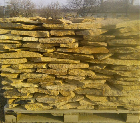 Kamenclub.ru: Песчаник пластушка "фонтанка" желтая (3,0 - 5,0 см)  купить в Костроме песчаник желтая, рыжий, желтый песчаник колотый рваный со сколом облицовочный 16200 руб/м3   фото КАМЕНЬ КЛУБ