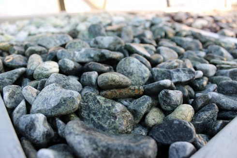 Kamenclub.ru: Щебень галтованный зеленый (змеевик) фр. 20-40 мм.  купить в Костроме мрамор зеленый, салатовый оголтованный щебень мраморный 12500 руб/т   фото КАМЕНЬ КЛУБ