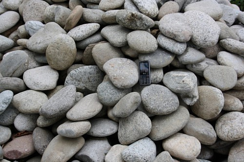 Kamenclub.ru: Галька речная плоская (бело-серая) фр. 100-200-300 мм. купить  в Костроме галька речная плоская серый, белый, бело-серый, серо-белый речная галька плоская  9000 руб/т   фото КАМЕНЬ КЛУБ