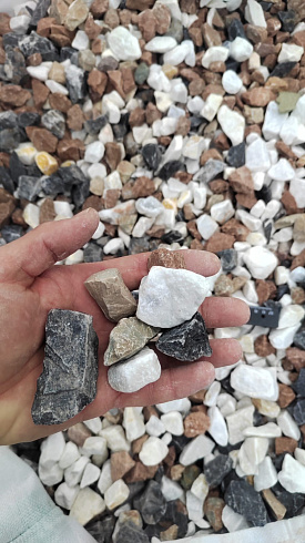 Kamenclub.ru: Мраморная крошка (щебень крошка микс : белый-черный-розовый) фр. 20-40 мм.  купить в Костроме мрамор белый, черный, розовый декоративная ландшафтная крошка 12000 руб/т   фото КАМЕНЬ КЛУБ