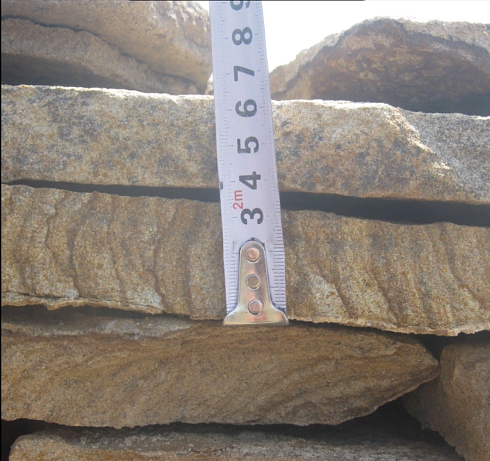 Kamenclub.ru: Песчаник пластушка желтый с рисунком (3 см)  купить в Костроме песчаник желтый с рисунком, рыжий, желтый песчаник пластушка ландшафтная рваная 8 500 руб/м3   фото КАМЕНЬ КЛУБ