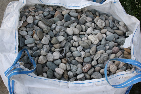 Kamenclub.ru: Галька речная окат (серая) фр.40-60 мм купить  в Костроме галька речная серый бежевый рыжий коричневый округлый речной камень 5000 руб/т   фото КАМЕНЬ КЛУБ