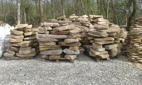 Kamenclub.ru: Песчаник плиты - плахи - пошаговые дорожки (фр. 70-150 мм)  купить в Костроме песчаник серый бежевый желтый зеленый колотый песчаник строительный 6500 руб/т   фото КАМЕНЬ КЛУБ