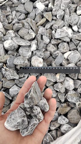 Kamenclub.ru: Щебень галтованный черный (мрамор) фр.40-70 мм.  купить в Костроме мрамор черный с белыми прожилками, черный, белый щебень галтованный округлый 13500 руб/т   фото КАМЕНЬ КЛУБ