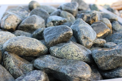 Kamenclub.ru: Щебень галтованный зеленый (змеевик) фр. 50-100 мм.  купить в Костроме галтовка мраморная зеленый, салатовый мрамор 12 500 руб/т   фото КАМЕНЬ КЛУБ