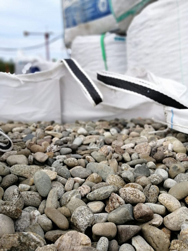 Kamenclub.ru: Галька речная окат (пестрая) фр. 20-40 мм. купить  в Костроме галька речная пестрая, серая, серые оттенки галька речная окатанная округлая 5000 руб/т   фото КАМЕНЬ КЛУБ