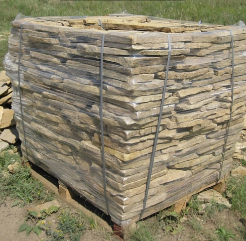 Kamenclub.ru: Песчаник пластушка желтый с рисунком (3 см)  купить в Костроме песчаник желтый с рисунком, рыжий, желтый песчаник пластушка ландшафтная рваная 8 500 руб/м3   фото КАМЕНЬ КЛУБ