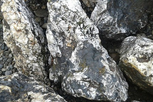 Kamenclub.ru: Черный гранит - кварцит фр. 100-500 мм.  купить в Костроме мрамор гранит черный с белыми прожилками, серый, белый валун скальный колотый 7000 руб/т   фото КАМЕНЬ КЛУБ