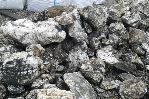 Kamenclub.ru: Черный гранит - кварцит фр. 500-1000 мм.  купить в Костроме гранит кварцит черный серый белый скальный колотый валун 9750 руб/т   фото КАМЕНЬ КЛУБ