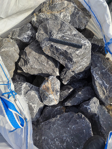 Kamenclub.ru: Черный мрамор скальник фр. 100-500 мм.  купить в Костроме мрамор черный белый серый крупный колотый валун ландшафтный 8500 руб/т   фото КАМЕНЬ КЛУБ