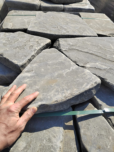 Kamenclub.ru: Песчаник пластушка светло-серый (4,0 - 6,0 см)  купить в Костроме плитняк - пластушка светло-серый песчаник 12600 руб/м3   фото КАМЕНЬ КЛУБ