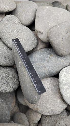 Kamenclub.ru: Галька речная плоская (темно-серая) фр. 70-150 мм. купить  в Костроме галечник природный темно-серый серый синий речная плоская природная окатанная  9000 руб/т   фото КАМЕНЬ КЛУБ