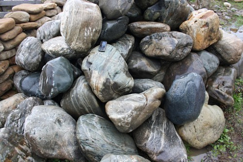 Kamenclub.ru: Речной валун Кабанчик фр.300-500 мм.  купить в Костроме крупный природный камень галька серый, темно-серый речной валун галечник масштабный 7000 руб/т   фото КАМЕНЬ КЛУБ
