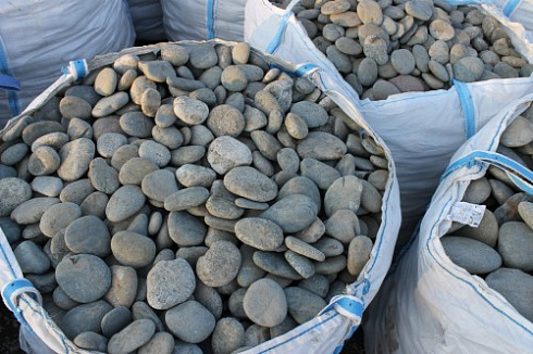 Kamenclub.ru: Галька речная плоская (ассорти) фр. 100-200-300 мм. купить  в Костроме галька плоская разноцветная серый белый темно-серый синий речная галька ландшафтная 8000 руб/т   фото КАМЕНЬ КЛУБ