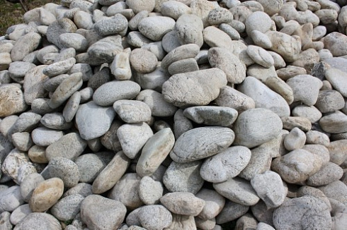 Kamenclub.ru: Бело-серый валунчик фр.100-300 мм.  купить в Костроме крупный камень для ландшафта серый, белый бело-серый валун крупная галька 4500 руб/т   фото КАМЕНЬ КЛУБ