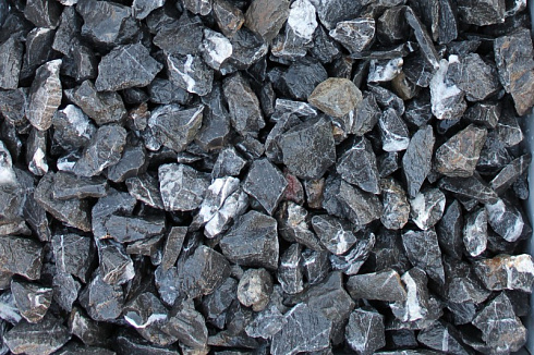 Kamenclub.ru: Щебень крошка черный (мрамор) фр. 40-70 мм.  купить в Костроме мрамор черный с белыми прожилками, черный, белый декоративный щебень 11000 руб/т   фото КАМЕНЬ КЛУБ