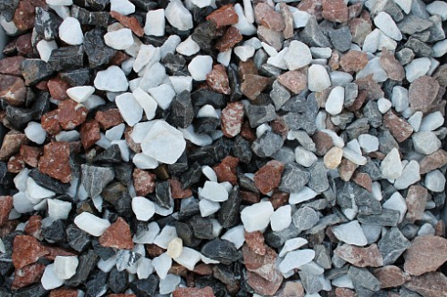 Kamenclub.ru: Мраморная крошка (щебень крошка микс : белый-черный-розовый) фр. 20-40 мм.  купить в Костроме мрамор белый, черный, розовый декоративная ландшафтная крошка 12000 руб/т   фото КАМЕНЬ КЛУБ