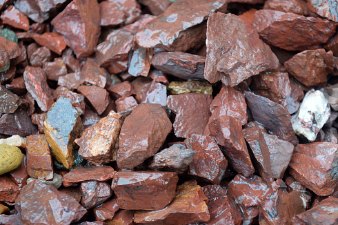 Kamenclub.ru: Щебень крошка красный (ЯШМА) фр. 5-10 мм.  купить в Костроме крошка каменная яшмы красный, бордовый, темно-красный декоративная крошка ландшафтная каменная яшмоидная 8500 руб/т   фото КАМЕНЬ КЛУБ