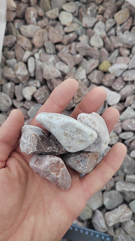 Kamenclub.ru: Мраморная крошка (щебень галтованный розовый) фр.20-40 мм.  купить в Костроме мрамор розовый, красный оголтованный округлый щебень  15000 руб/т   фото КАМЕНЬ КЛУБ