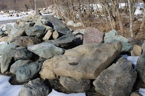 Kamenclub.ru: Гранит скальник (серо-зеленый) фр. 500-1500 мм.  купить в Костроме гранит мрамор  серый зеленый темно-серый глыба скальная колотая ландшафтная 7 500 руб/т   фото КАМЕНЬ КЛУБ