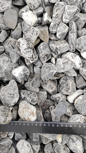 Kamenclub.ru: Щебень галтованный черный (мрамор) фр.40-70 мм.  купить в Костроме мрамор черный с белыми прожилками, черный, белый щебень галтованный округлый 13500 руб/т   фото КАМЕНЬ КЛУБ