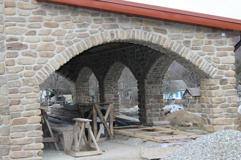 Kamenclub.ru: Песчаник для строительства и кладки блочный (фр 100-200 мм)  купить в Костроме песчаник бежевый серый рыжий валун мелкий для строительства песчаник 6500 руб/т   фото КАМЕНЬ КЛУБ