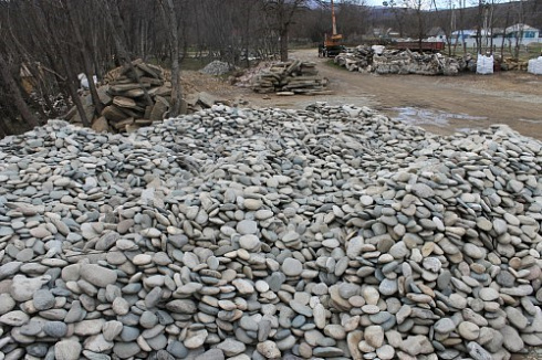 Kamenclub.ru: Галька речная плоская (ассорти) фр. 100-200-300 мм купить  в Костроме галька галечник природный серый, белый темно-серый синий рыжий светло-серый природная галька плоская крупная 8000 руб/т   фото КАМЕНЬ КЛУБ