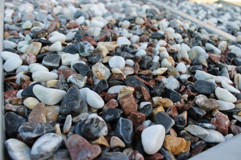 Kamenclub.ru: Мраморная крошка (щебень галтованный микс:белый-черный-розовый-медовый) фр.10-20 мм.  купить в Костроме мрамор белый, медовый, черный, розовый мраморный декоративный ландшафтный окатанный округлый галтованный щебень 15500 руб/т   фото КАМЕНЬ КЛУБ