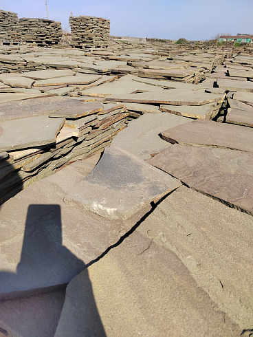 Kamenclub.ru: Песчаник пластушка серо-зеленый (3,0 см)  купить в Костроме песчаник серо-зеленый, серый, зеленый песчаник пластушка колотый рваный ландшафтный 10200 руб/м3   фото КАМЕНЬ КЛУБ