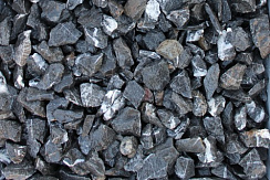 Kamenclub.ru: Щебень крошка черный (мрамор) фр. 5-10 мм.  купить в Костроме мрамор черный с белыми прожилками, черный, белый мраморная крошка декоративная ландшафтная 11000 руб/т   фото КАМЕНЬ КЛУБ