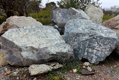 Kamenclub.ru: Змеевик скальник фр. 500-1500 мм.  купить в Костроме змеевик зеленый серый черный глыба скальная колотая 7500 руб/т   фото КАМЕНЬ КЛУБ